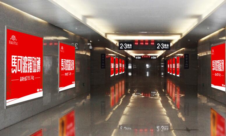 高铁进站通道灯箱广告
