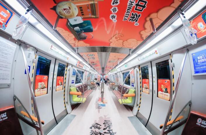 地铁车厢广告