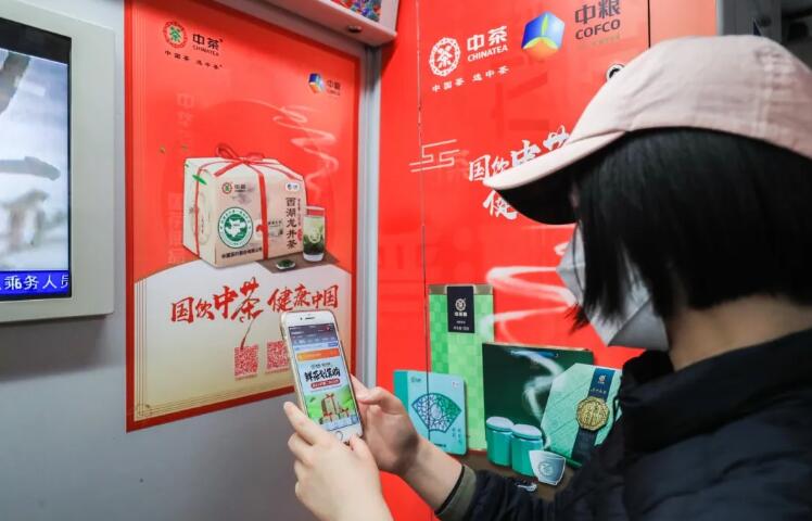 地铁车厢广告