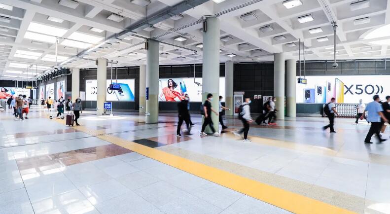 地铁灯箱广告