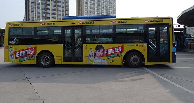 公交车身广告