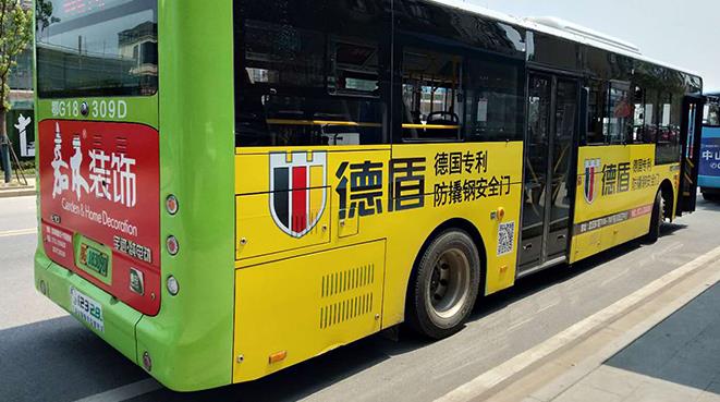 公交车身广告