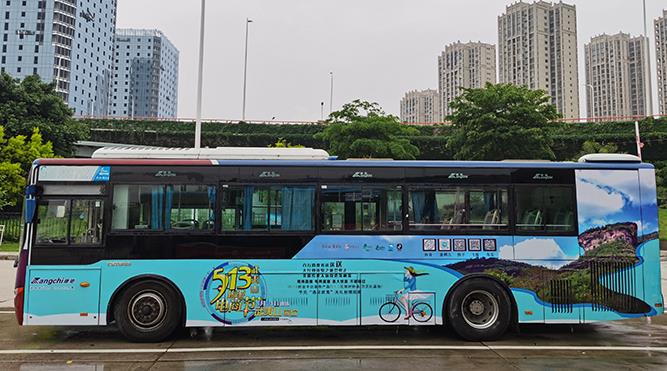 公交车身广告