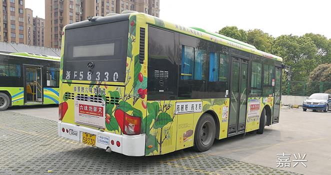 公交车身广告