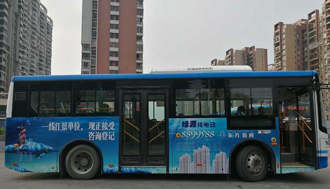 公交车身广告