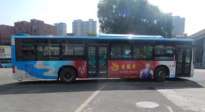 公交车身广告