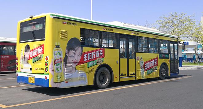 公交车身广告