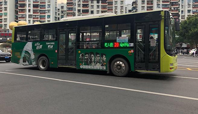 公交车身广告