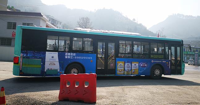 公交车身广告