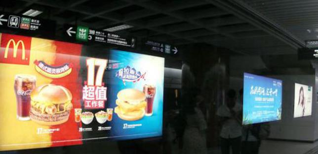 成都地铁12封灯箱广告