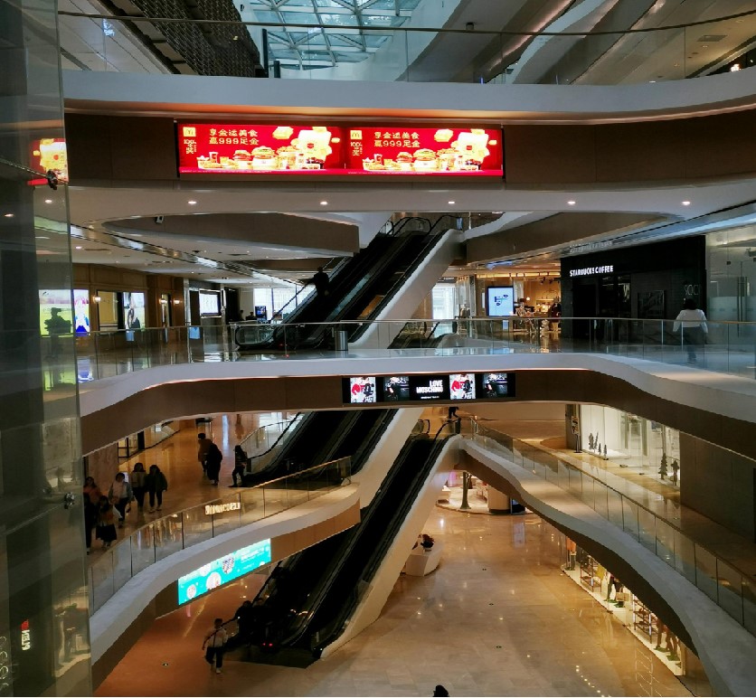 广州高德置地冬广场小中庭屏广告