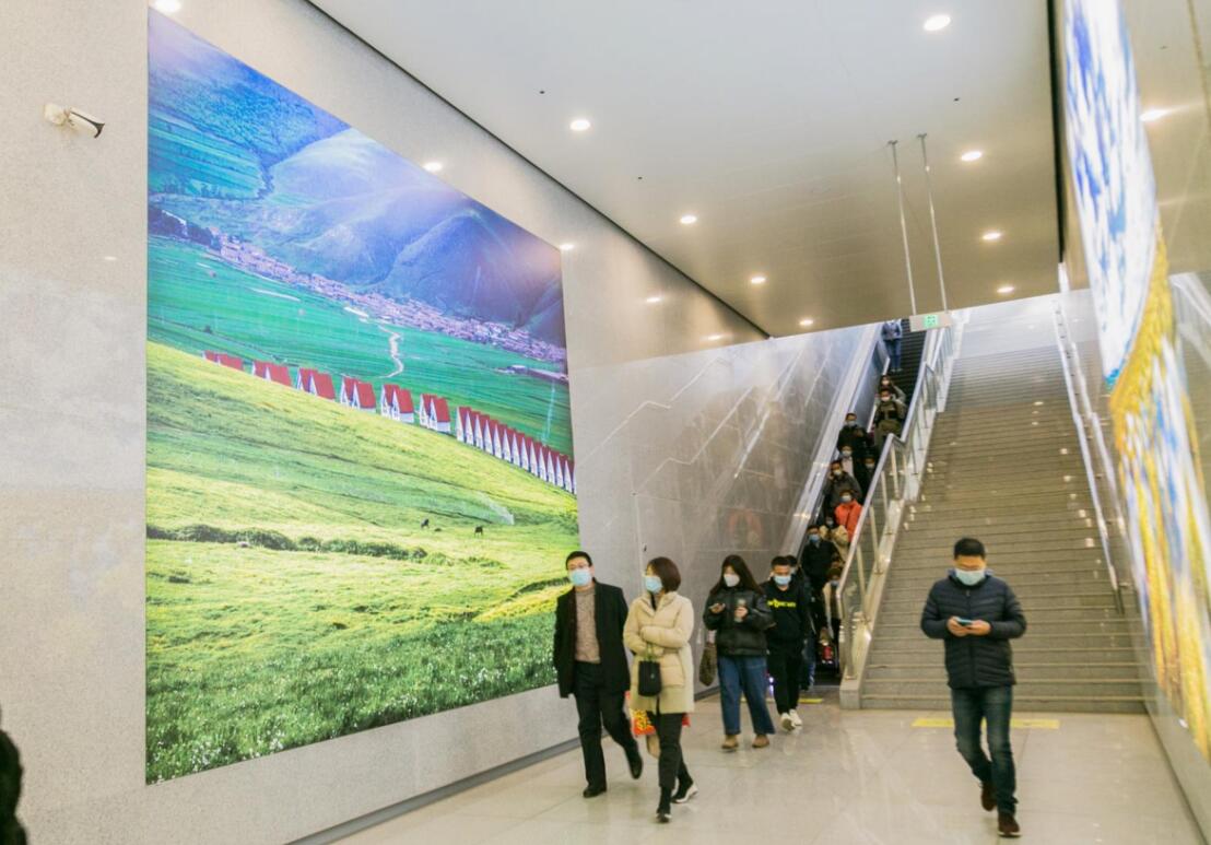 张家口站高铁灯箱广告