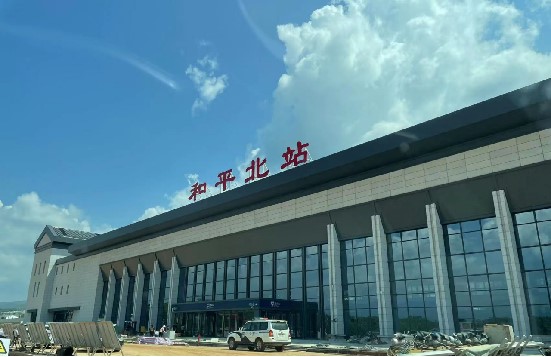 和平北站高铁灯箱广告