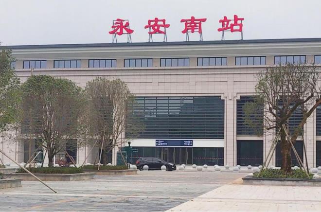 永安南站高铁灯箱广告