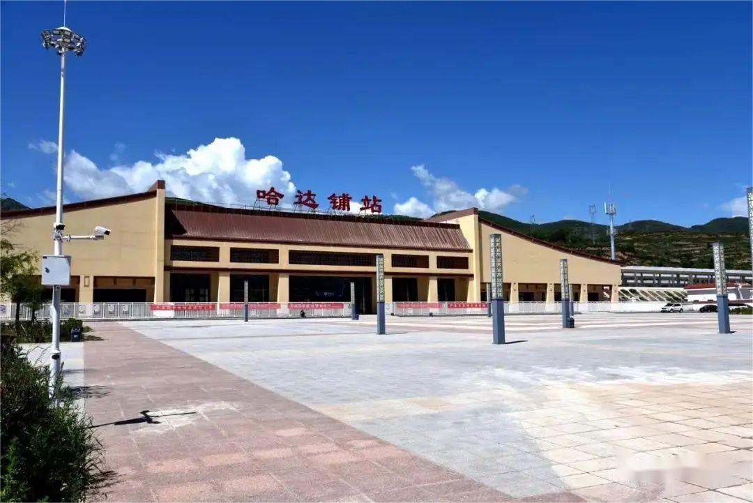 哈达铺站高铁灯箱广告