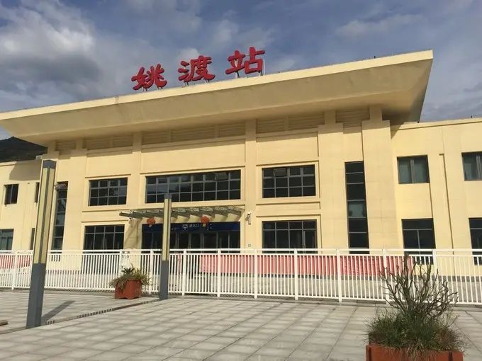 姚渡站高铁灯箱广告