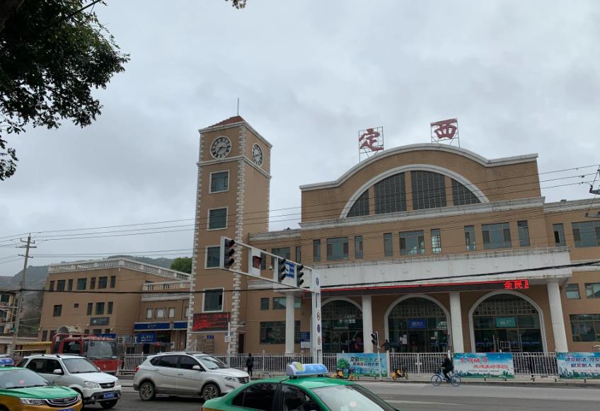 定西站高铁灯箱广告