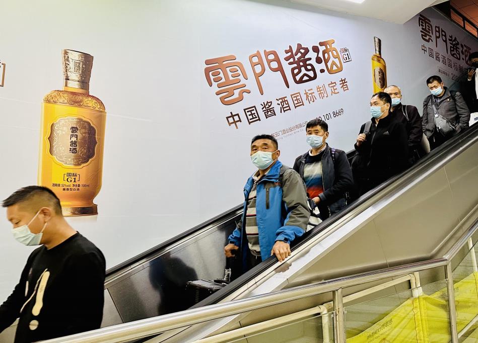 聊城站高铁通廊墙贴广告
