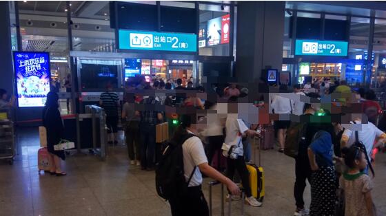 上海虹桥站出站刷屏广告