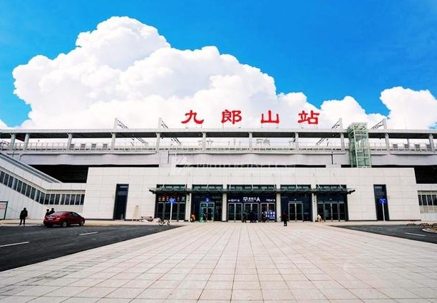 九郎山高铁站led屏广告