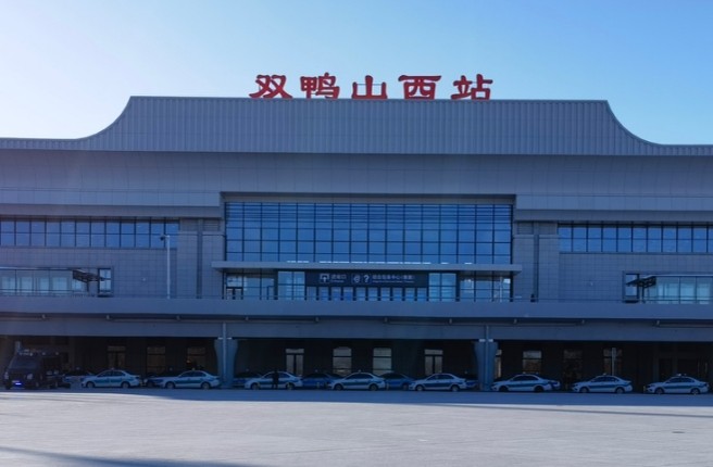 双鸭山西高铁站led屏广告