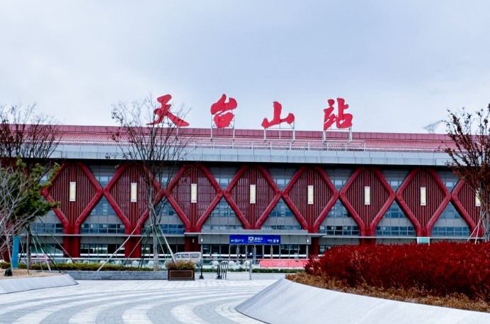 天台山高铁站led屏广告