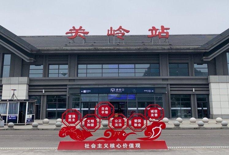 关岭站高铁灯箱广告