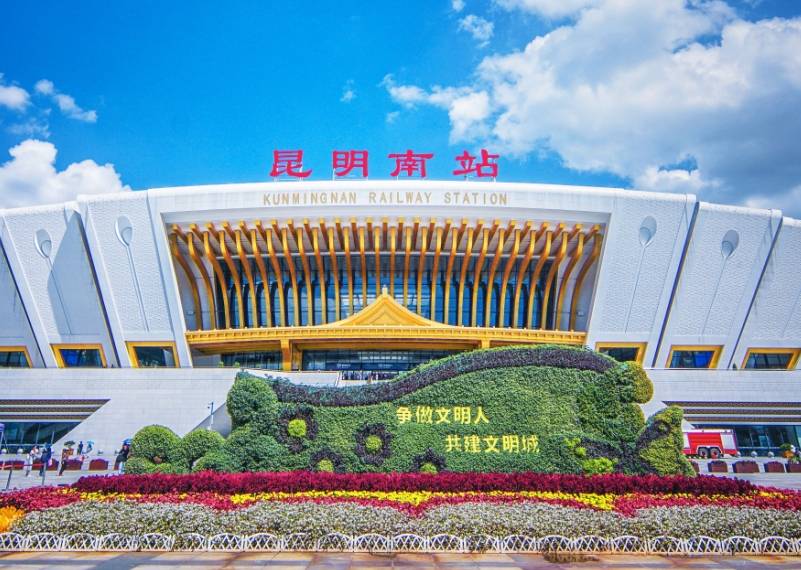 昆明南站高铁灯箱广告