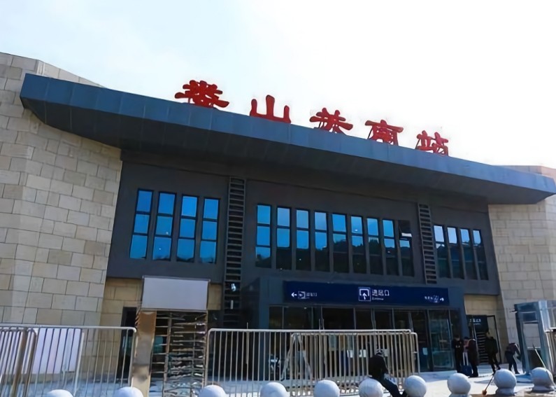 娄山关南站高铁灯箱广告