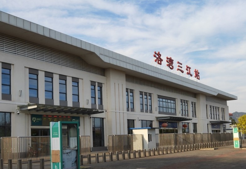 洛湾三江站高铁灯箱广告