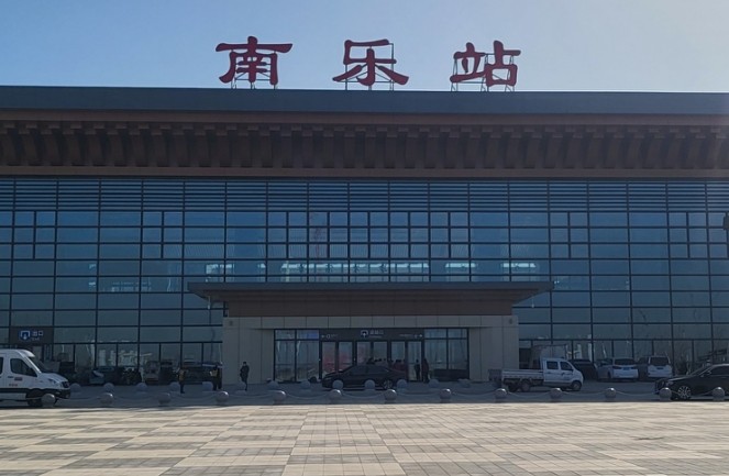 南乐站高铁灯箱广告