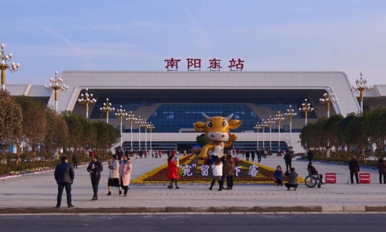 南阳东站高铁灯箱广告
