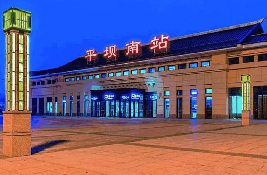 平坝南站高铁灯箱广告