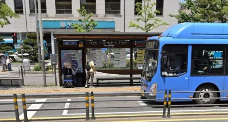 韩国首尔候车亭广告