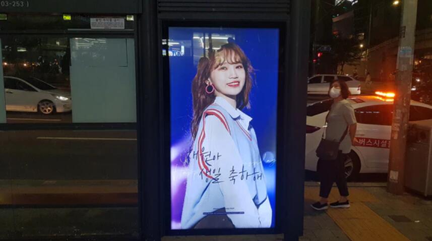 韩国候车亭广告